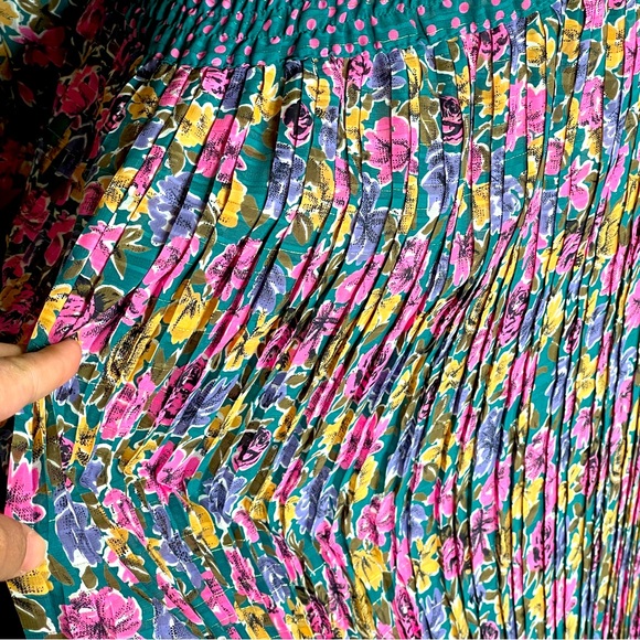 Vintage Maxi Dress. 70’s- 80’s Retro Floral and Pleated and with Shoulder Pad. - Picture 4 of 16
